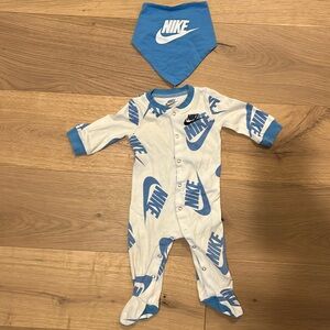 Nike Baby Footie & Drool Bib Set - 9M